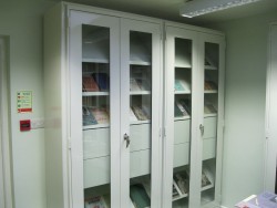 Locking glass cabintes